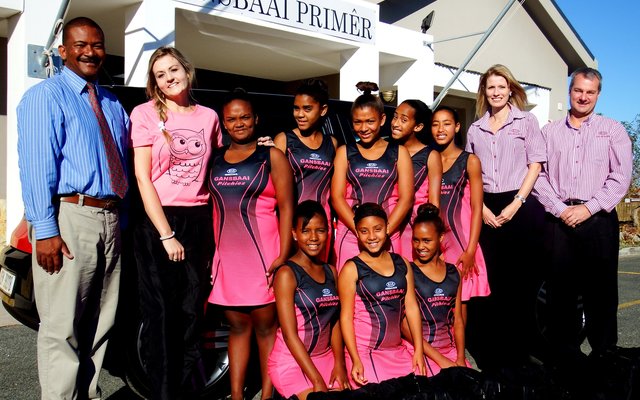 Die trotse Gansbaai Pilchies in KIA Motors se pienk drag, met links Tommy Volkwyn (skoolhoof) en Salomé van der Merwe en regs Pauline en Sean Smith van KIA Motors in Hermanus